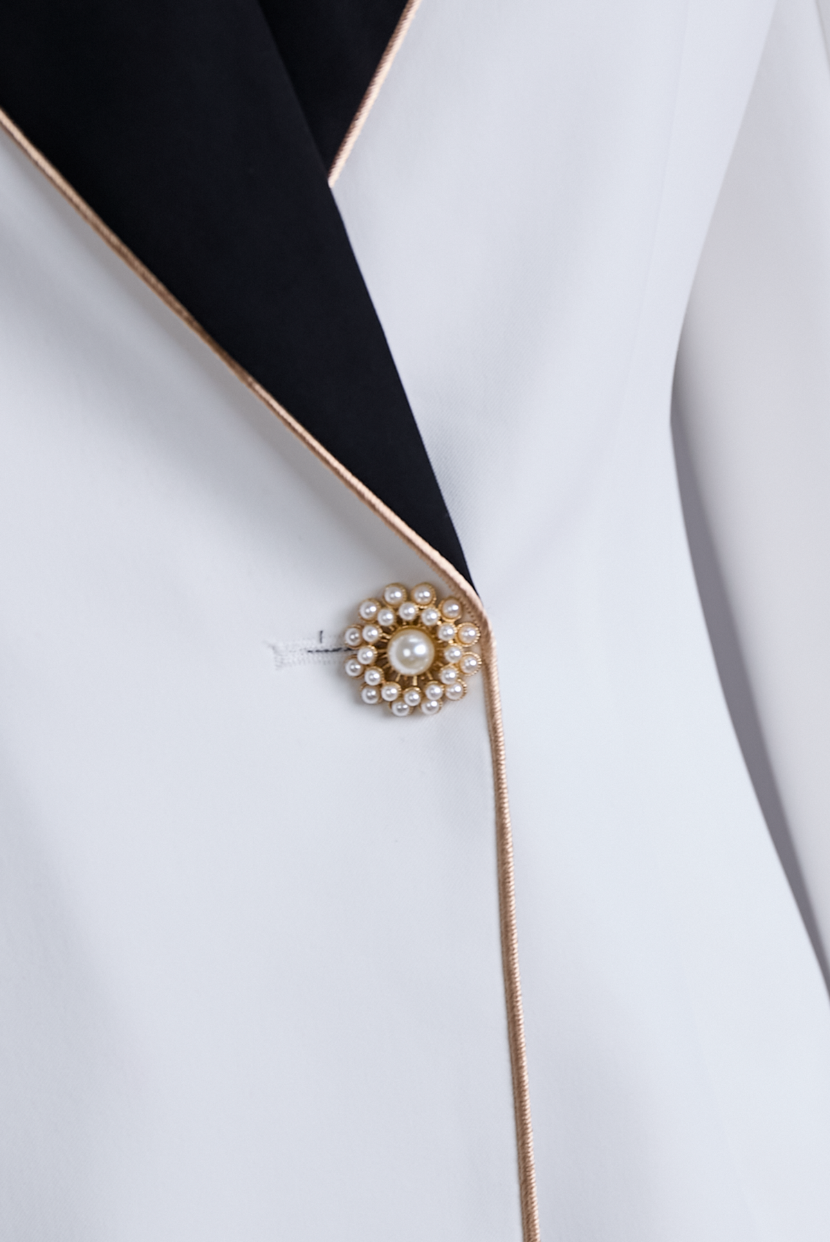 Women’s Asymmetrical Contrast-Lapel Blazer
